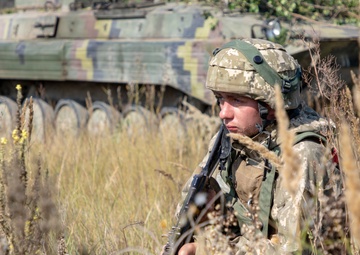 Soldiers with the Armed Forces of Ukraine display defensive proficiency during RT19