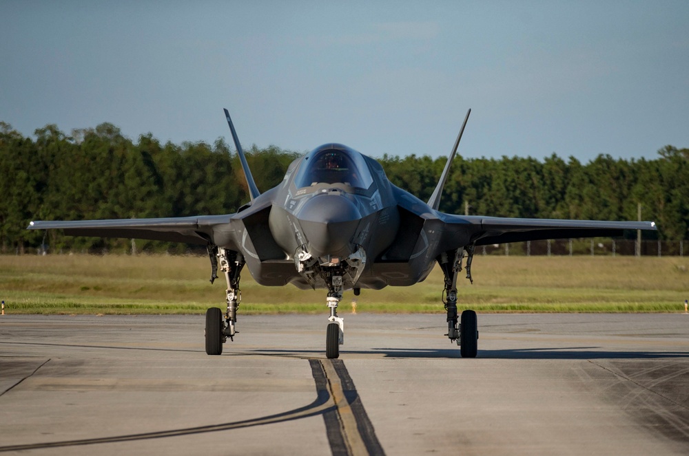 F-35B Lightning II aircraft completes first landing on Marine Corps Air Station New River