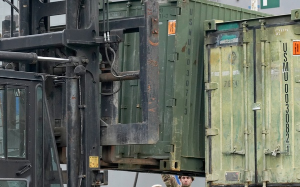 U.S. Army Alaska gives Marine Corps a lift during exercise