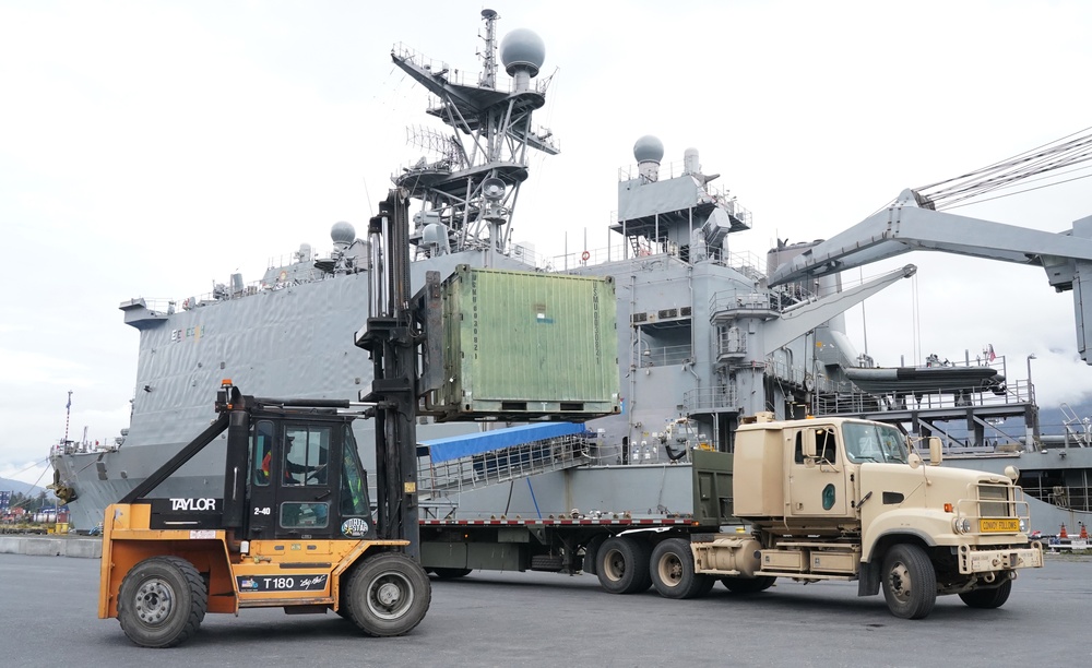 U.S. Army Alaska gives Marine Corps a lift during exercise