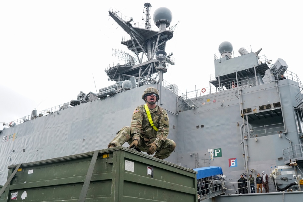 U.S. Army Alaska gives Marine Corps a lift during exercise