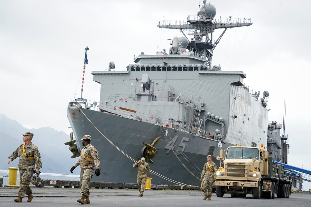 U.S. Army Alaska gives Marine Corps a lift during exercise