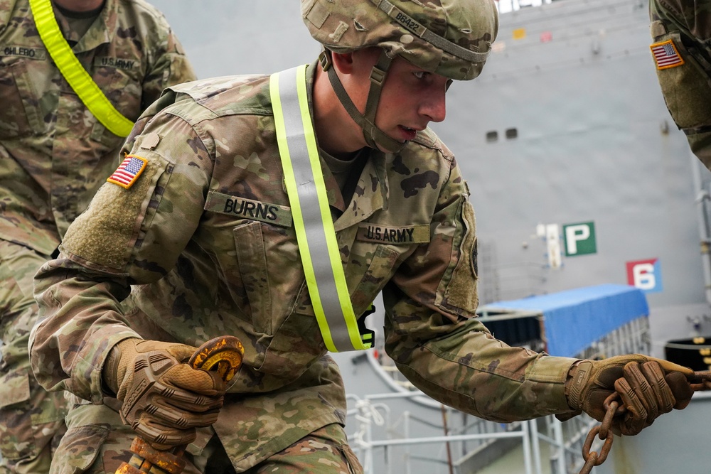 U.S. Army Alaska gives Marine Corps a lift during exercise