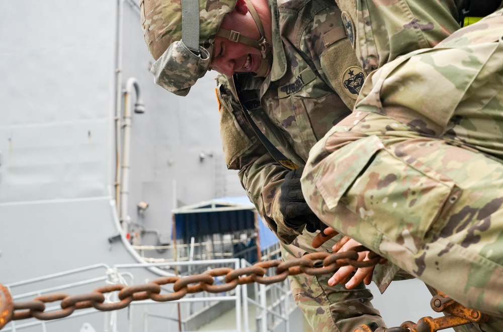 U.S. Army Alaska gives Marine Corps a lift during exercise