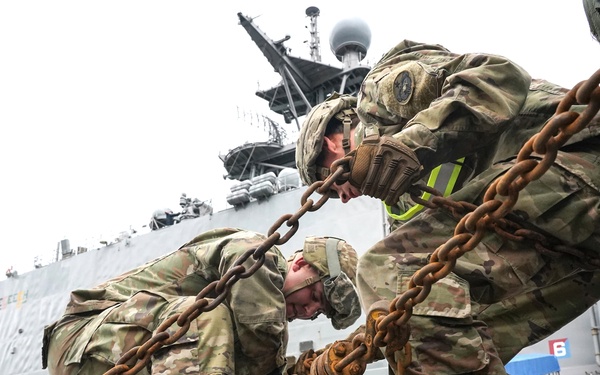 U.S. Army Alaska gives Marine Corps a lift