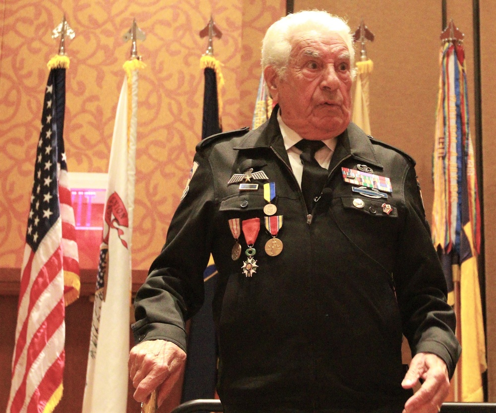 A World War II “Battered Bastard of Bastogne” Teaches Illinois Guard Soldiers About Leadership