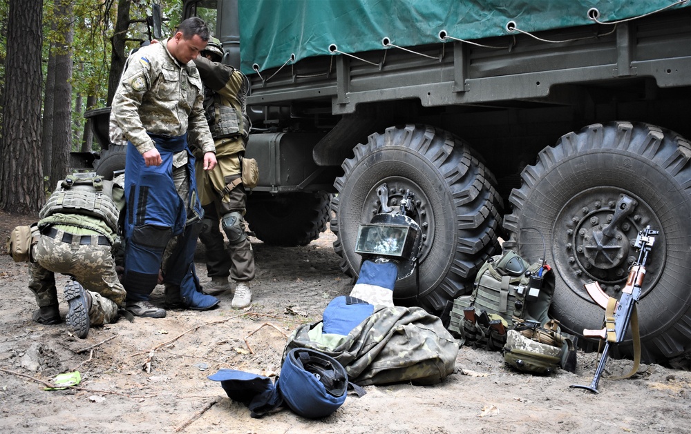 Ukraine soldiers react to simulated bomb threat during RT19 FTX