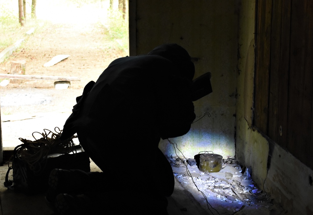 Ukraine soldiers react to simulated bomb threat during RT19 FTX