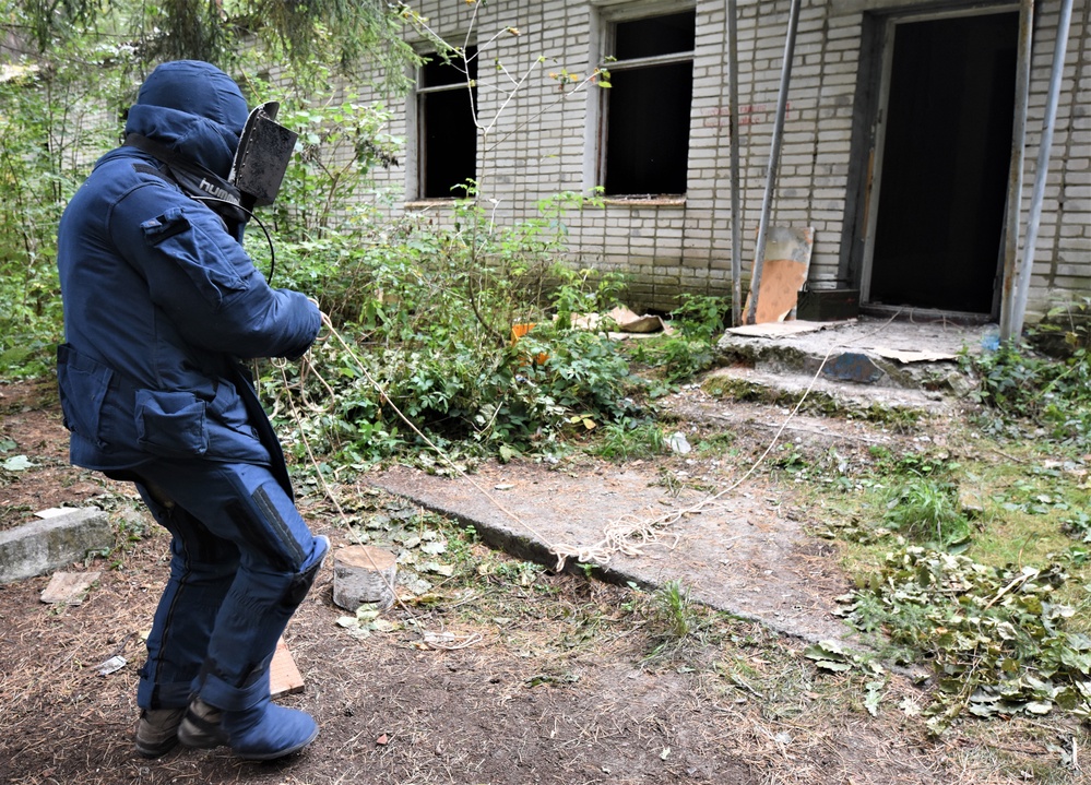 Ukraine soldiers react to simulated bomb threat during RT19 FTX