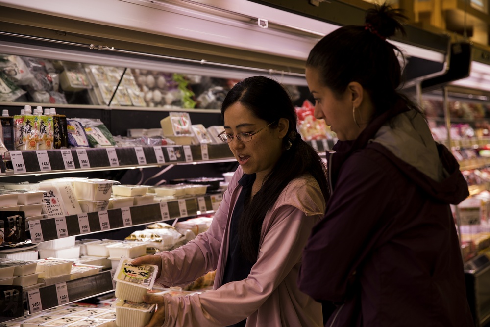 MCAS Iwakuni residents learn how to grocery shop