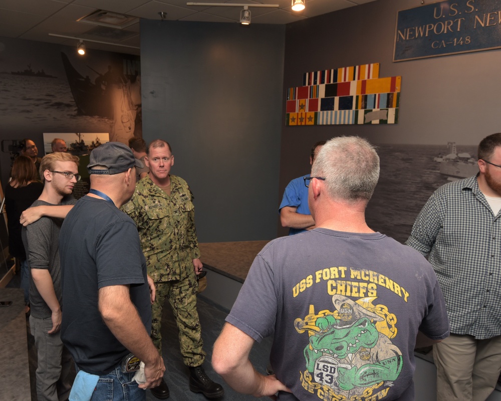 USS Gettysburg (CG-64) Commanding Officer meets with Naval Museum Staff Members