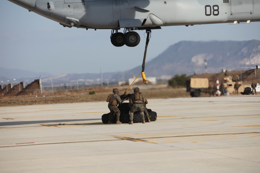 SPMAGTF-CR-AF executes day, night external lift training