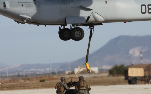 SPMAGTF-CR-AF executes day, night external lift training