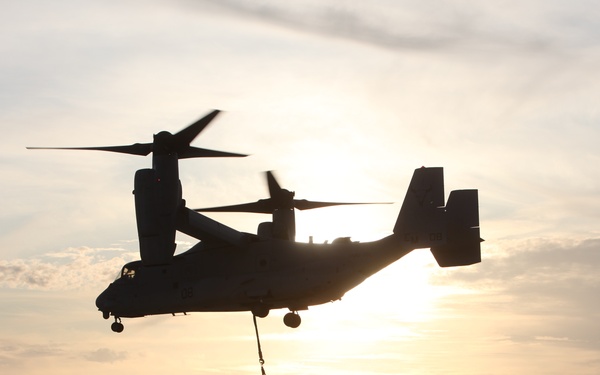 SPMAGTF-CR-AF executes day, night external lift training