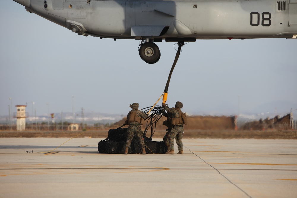 SPMAGTF-CR-AF executes day, night external lift training