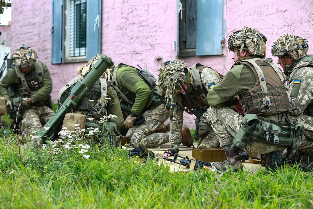 Ukrainian soldiers load ammo during Saber Junction 19