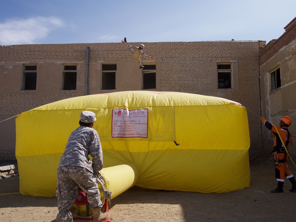 Mongolian agencies join forces for collapsed-structure training