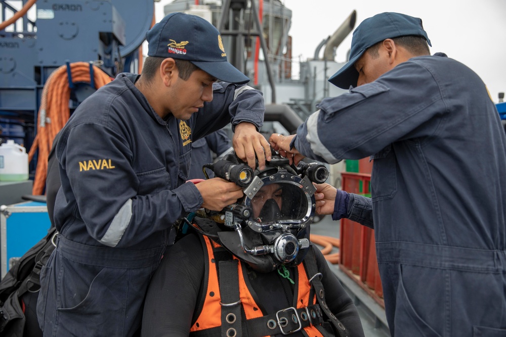 U.S. Navy Promotes Diving Capabilities in Peru