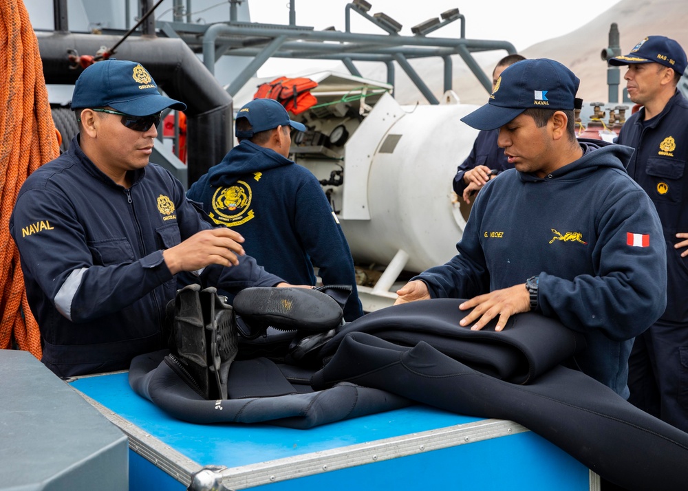 U.S. Navy Promotes Diving Capabilities in Peru