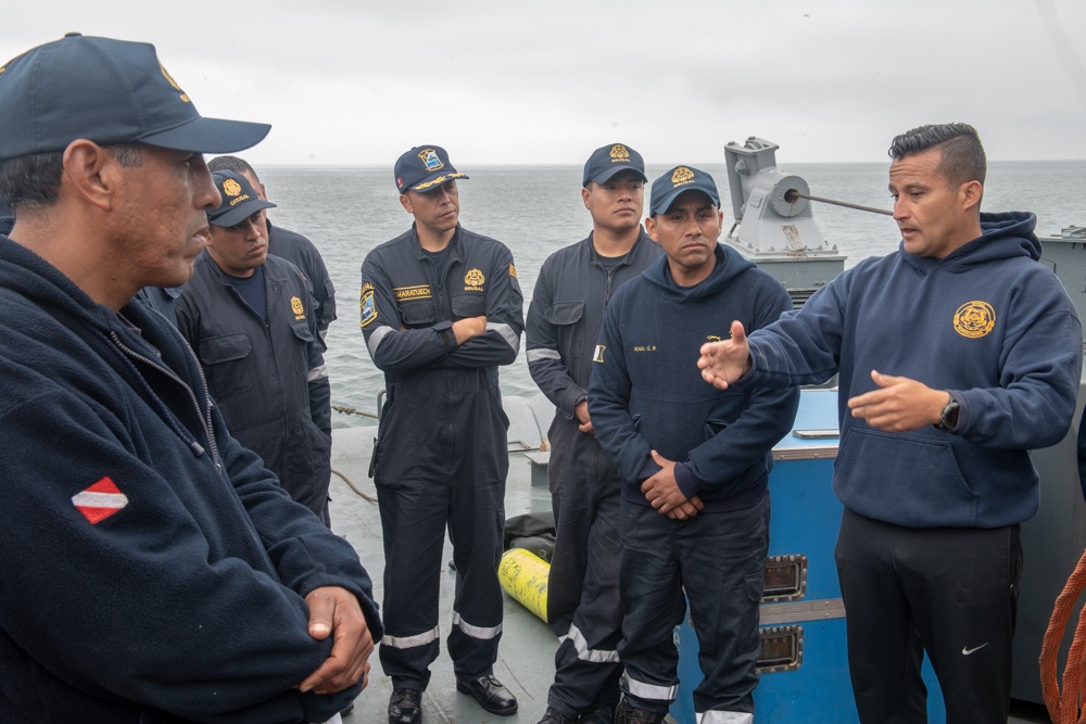 U.S. Navy Promotes Diving Capabilities in Peru