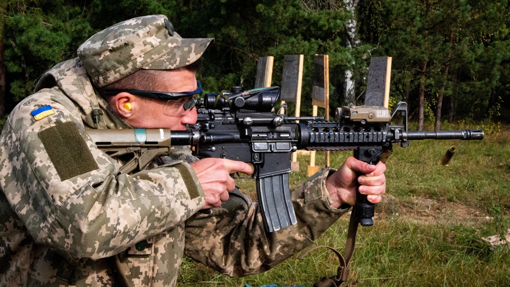 Multi-national weapon familiarization training RT19