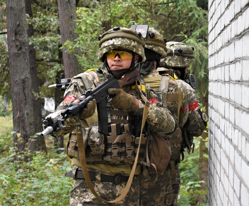 Ukraine soldiers conduct convoy, cordon and search operations RT19