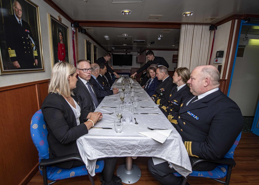 Leadership from Canada, Norway, the Royal Canadian Navy and SNMG1 Dine Together