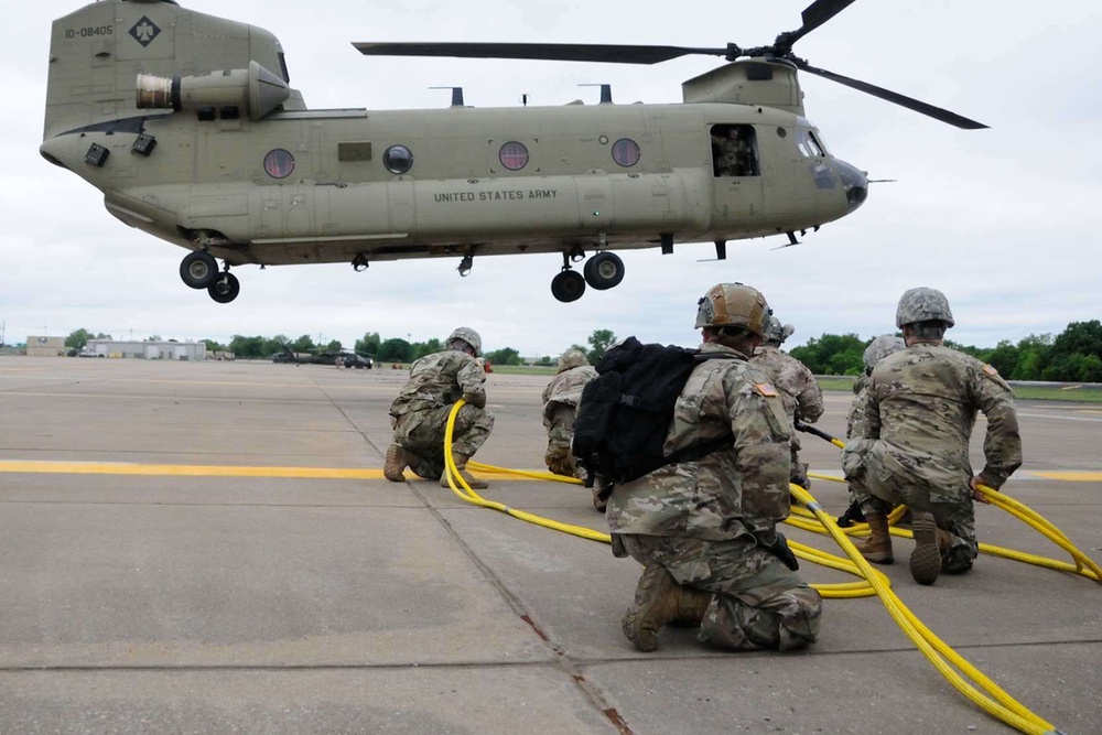 Soldiers training for aircraft recovery with Chinook