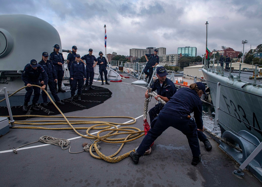 HNLMS Van Speijk Sailors Heave Lines