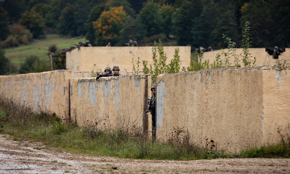 Saber Junction 19: soldiers assume defensive positions