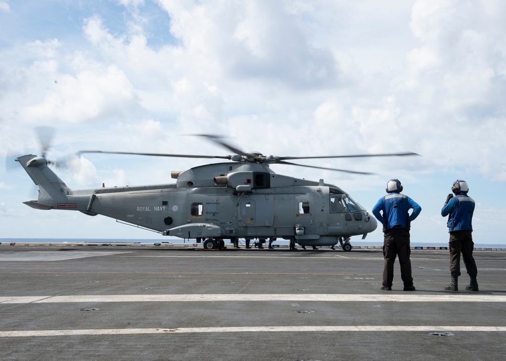 Ike hosts Royal Navy