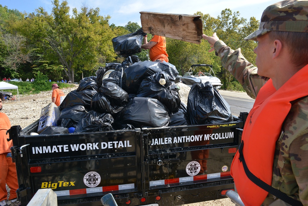 Corps employees partner with EK PRIDE and community to remove trash from Lake Cumberland