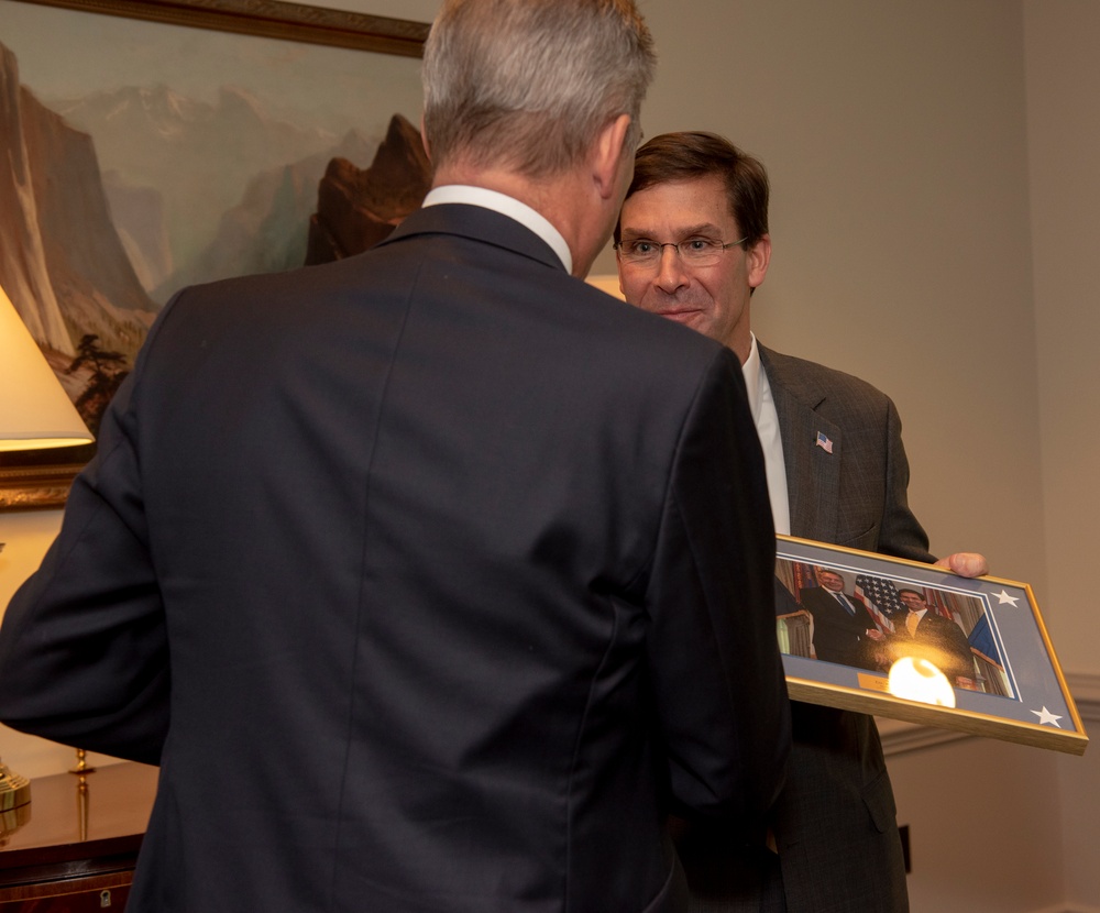 U.S. Defense Secretary host Norwegian Defense Minister