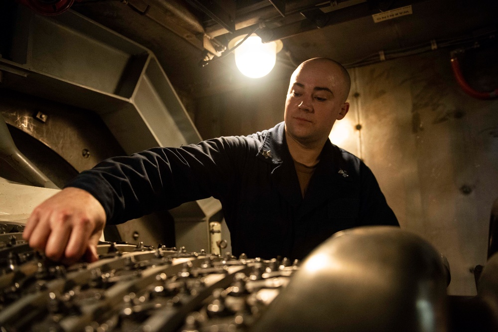 USS San Jacinto Sailors Conduct Maintenance