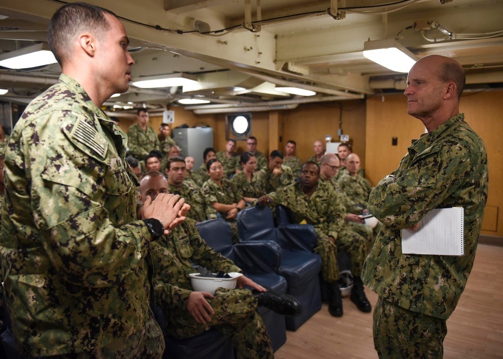 Commander, U.S. 7th Fleet, Vice Adm. Bill Merz  Visits USS Benfold (DDG 65)