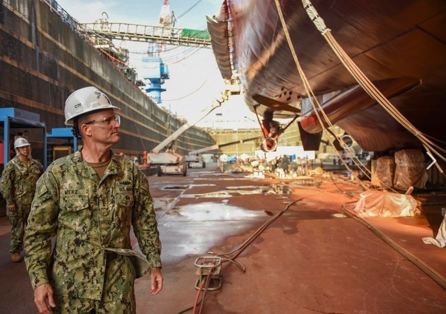 U.S. 7th Fleet Vice Adm. Bill Merz visits USS Benfold