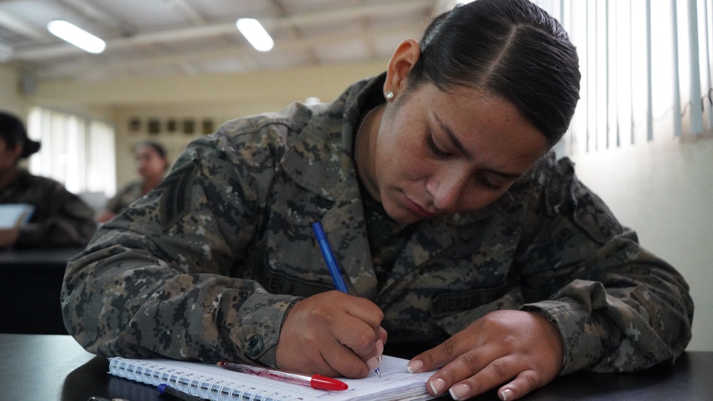 SOCSOUTH, Guatemalan Female Engagement Platoon exchange information