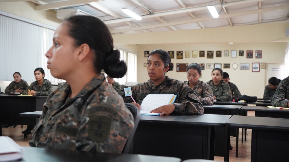 SOCSOUTH, Guatemalan Female Engagement Platoon exchange information