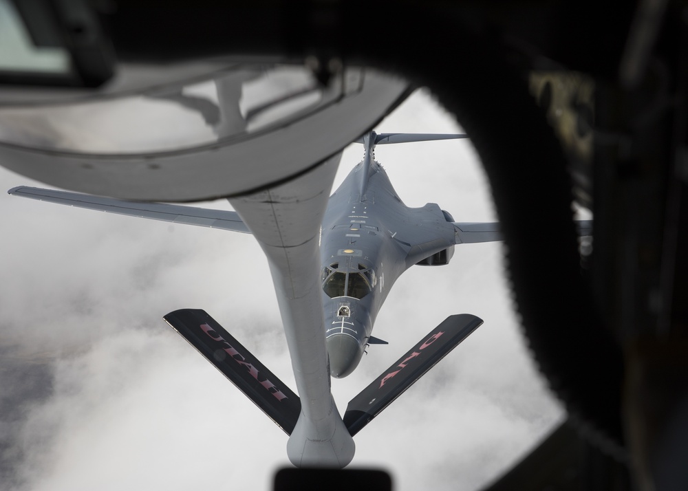 Utah KC-135R refuels B-1B Lancers