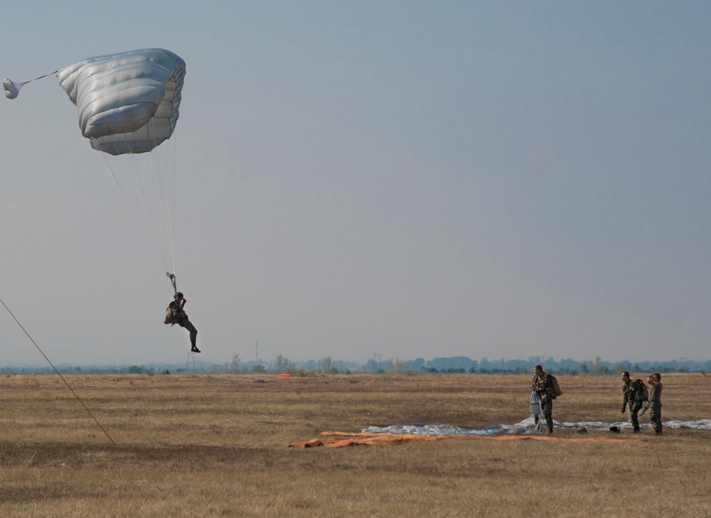 37th AS supports Bulgarian military free-fall course during Thracian Fall 19