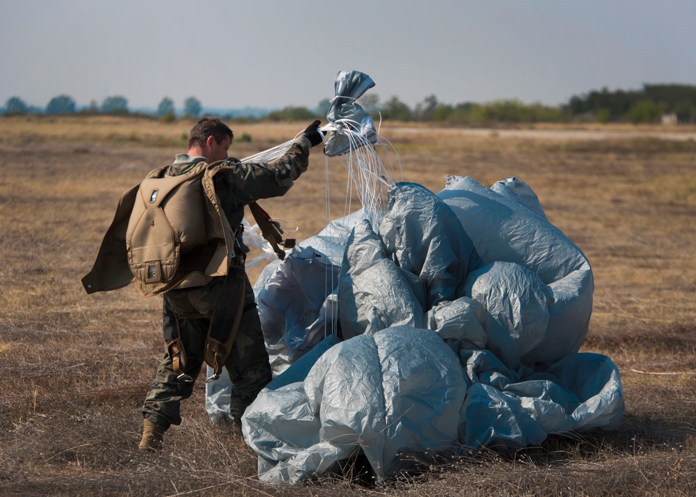 37th AS supports Bulgarian military free-fall course during Thracian Fall 19