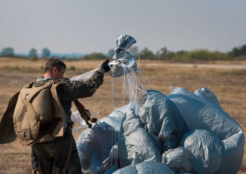 37th AS supports Bulgarian military free-fall course during Thracian Fall 19
