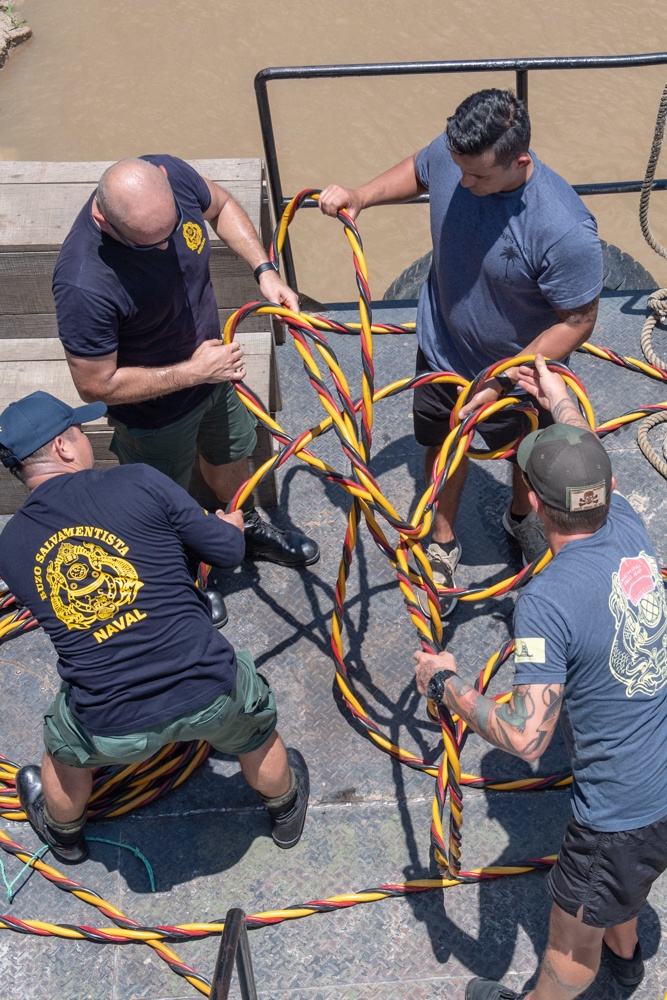 U.S. Navy Promotes Diving Capabilities in Peru