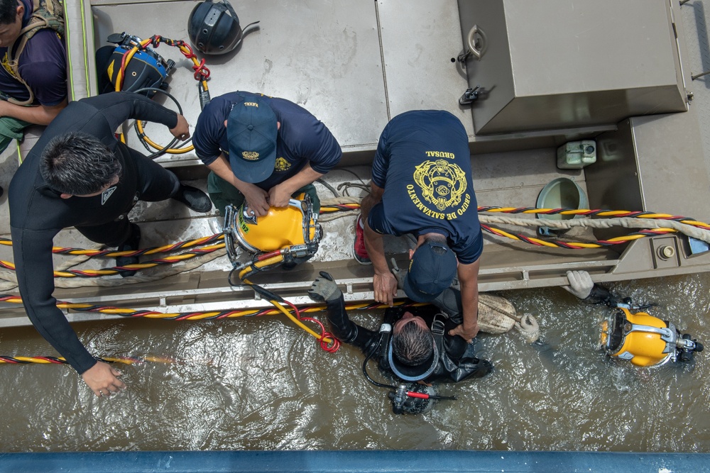 U.S. Navy Promotes Diving Capabilities in Peru