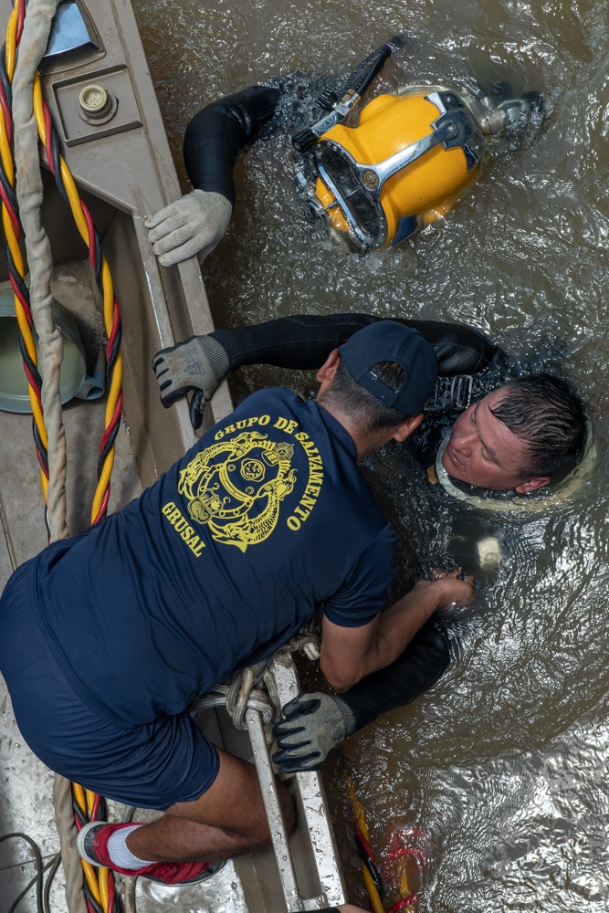 U.S. Navy Promotes Diving Capabilities in Peru