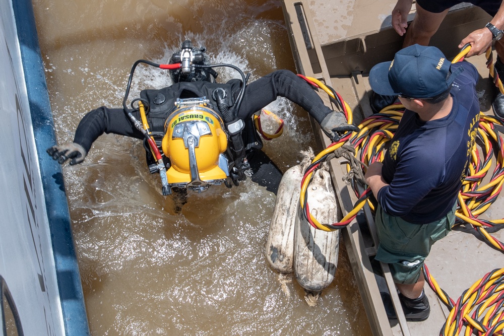 U.S. Navy Promotes Diving Capabilities in Peru