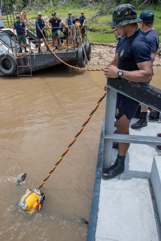 U.S. Navy Promotes Diving Capabilities in Peru