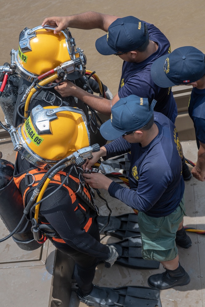 U.S. Navy Promotes Diving Capabilities in Peru