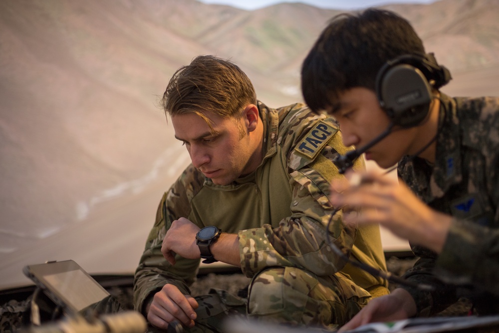 607 ASOG, ROKAF conduct JTAC simulator training