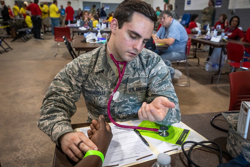 DVIDS - Images - Airmen aid homeless veterans [Image 14 of 21]